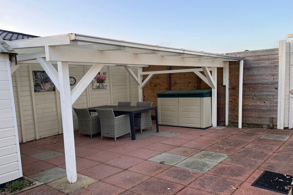Foto van Bungalow in Makkum bij het Strand - Vakantiehuis in Friesland - TerraceBalcony