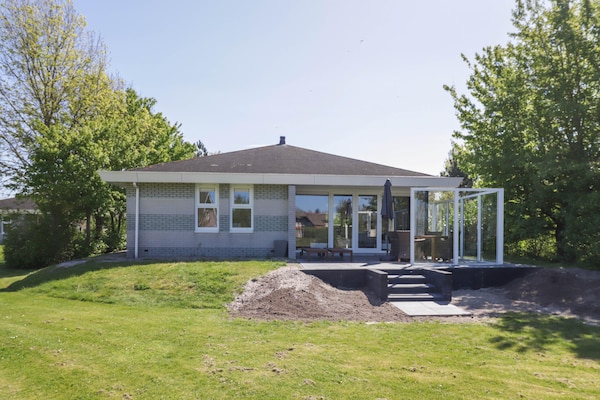 Foto van Bungalow in Makkum met privésteiger - Vakantiehuis in Makkum - ExteriorSummer