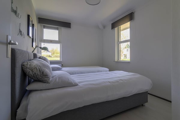 Foto van Bungalow in Makkum met privésteiger - Vakantiehuis in Makkum - BedRoom