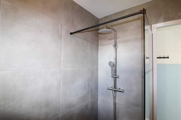 Foto van Tiny House in Anjum bij het Meer - Vakantiehuis in Anjum - BathRoom