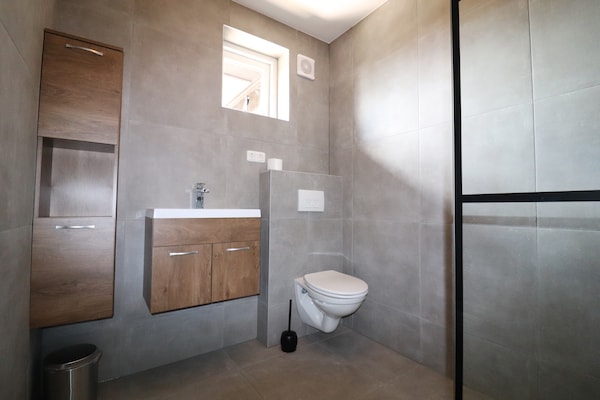 Foto van Tiny House in Anjum bij het Meer - Vakantiehuis in Anjum - BathRoom