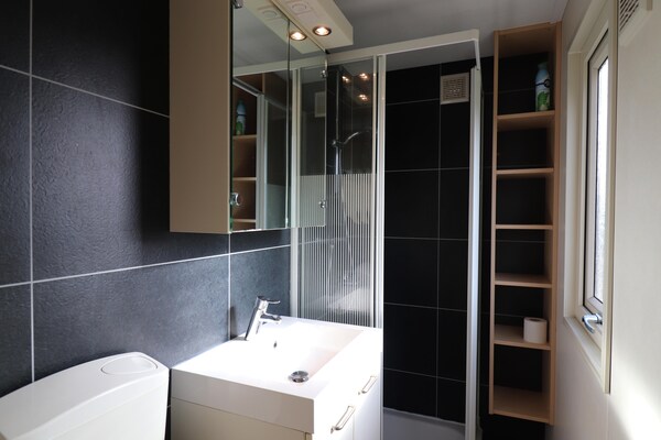 Foto van Mooi chalet tussen golfbaan en strand - Vakantiehuis in Hollum - BathRoom