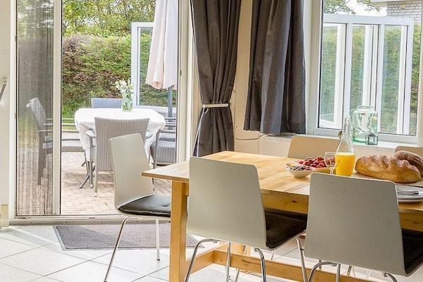 Foto van Fijn huis aan de golfbaan met sauna - Vakantiehuis in Hollum - DiningRoom