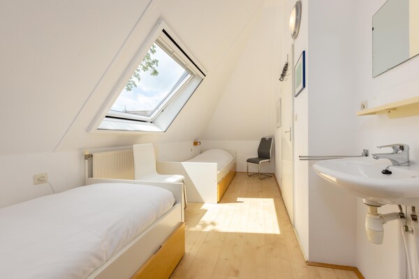 Foto van Gezellige bungalow met terras - Vakantiehuis in Eernewoud - BedRoom