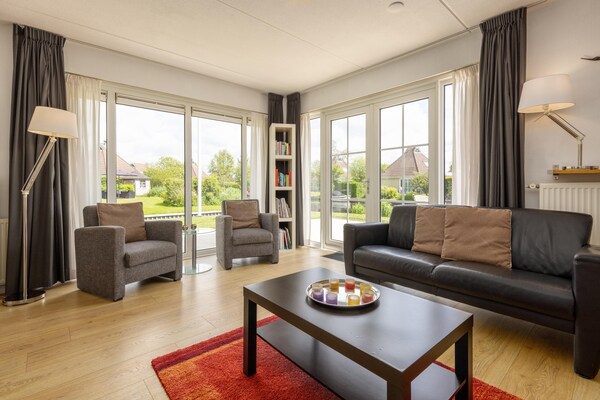 Foto van Gezellige bungalow met terras - Vakantiehuis in Eernewoud - LivingRoom