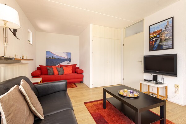 Foto van Gezellige bungalow met terras - Vakantiehuis in Eernewoud - LivingRoom