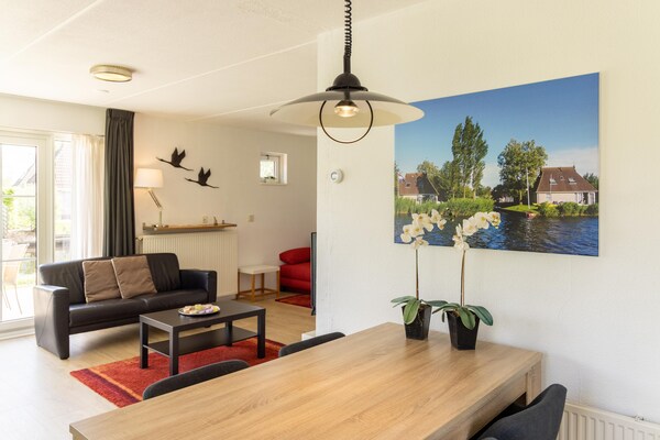 Foto van Gezellige bungalow met terras - Vakantiehuis in Eernewoud - DiningRoom