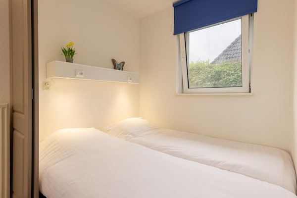Foto van Verblijf aan het water met privé-aanlegsteiger - Vakantiehuis in Eernewoud - BedRoom