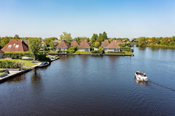 Foto van Verblijf aan het water met privé-aanlegsteiger - Vakantiehuis in Eernewoud - ParkFacilities