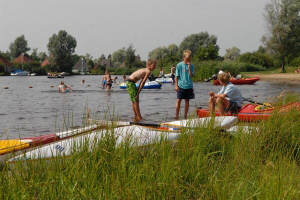 Foto van Verblijf aan het water met privé-aanlegsteiger - Vakantiehuis in Eernewoud - ParkFacilities