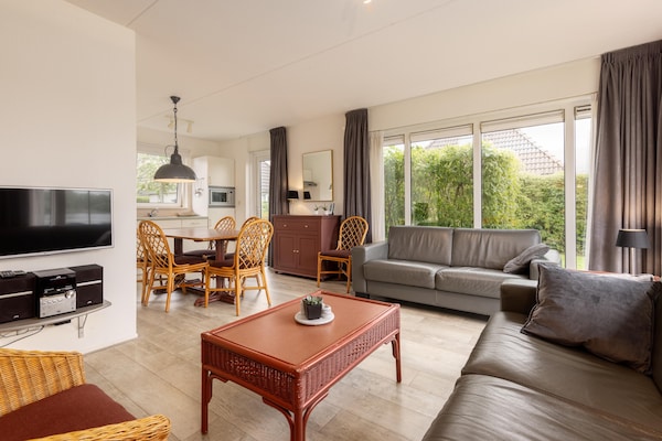 Foto van Verblijf aan het water met privé-aanlegsteiger - Vakantiehuis in Eernewoud - LivingRoom