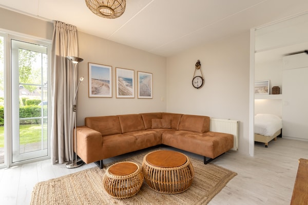 Foto van Bungalow met jacuzzi, natuur - Vakantiehuis in Eernewoud - LivingRoom