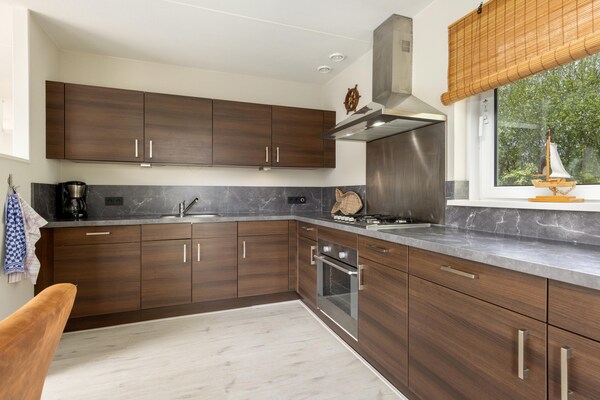Foto van Bungalow met jacuzzi, natuur - Vakantiehuis in Eernewoud - Kitchen