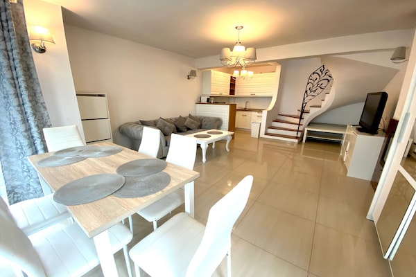 Foto van Vakantiehuis in Dziwnowek met Zwembad en Strand - Vakantiehuis in Dziwnowek - LivingRoom