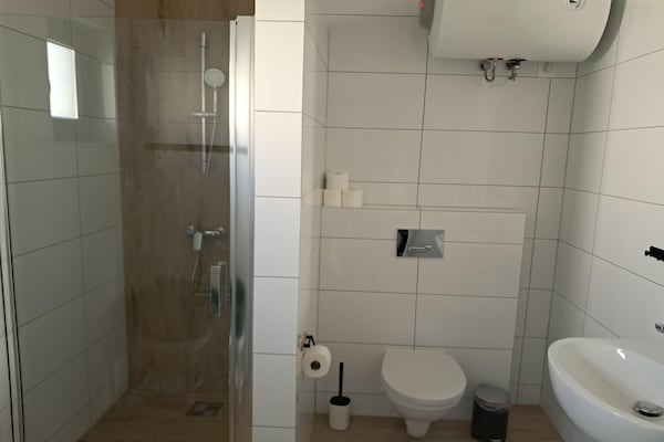 Foto van Bakstenen vakantiehuizen met twee verdiepingen - Vakantiehuis in Gaski - BathRoom