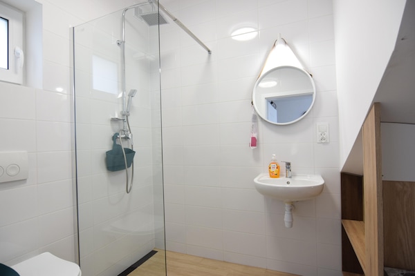 Foto van Huisje aan Kiedrowickie Meer met Roeiboot - Vakantiehuis in Kiedrowice - BathRoom