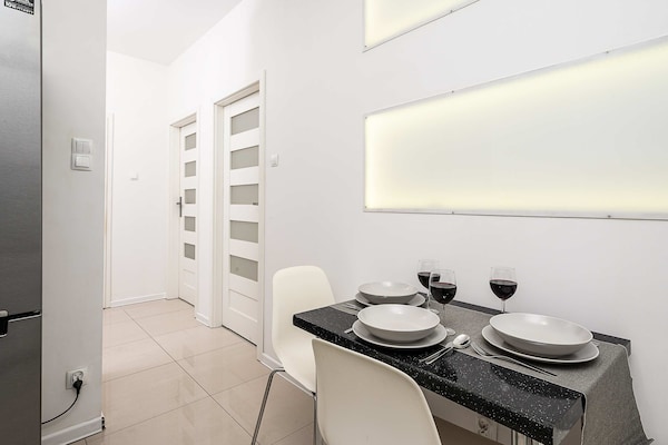 Foto van Gezellig appartement vlakbij Manufaktura - Vakantiehuis in Łódź - DiningRoom