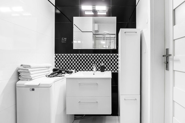 Foto van Gezellig appartement vlakbij Manufaktura - Vakantiehuis in Łódź - BathRoom