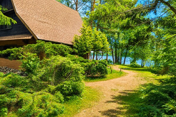 Foto van Geweldig vakantiehuis midden in de natuur en direct aan het meer, Natac Wielka - GardenSummer