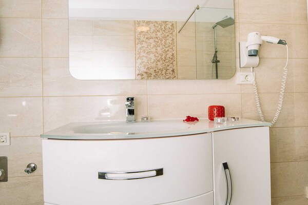 Foto van Bled Prestigious and Stylish Apartments - Standard One Bedroom Apartment with Balcony - BathRoom