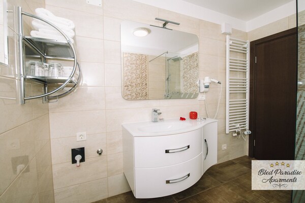 Foto van Bled Prestigious and Stylish Apartments - Standard One Bedroom Apartment with Balcony - BathRoom
