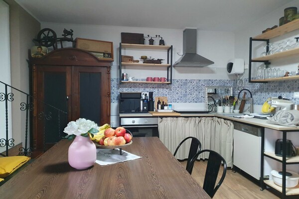 Foto van Bright and Sunny Apartment with Terrace - Two Bedroom Apartment with Terrace - Kitchen