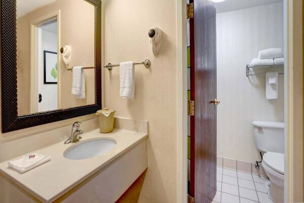 Foto van Gezellig Ada Met 2 Bedden | Pool | Gratis Parkeren - BathRoom