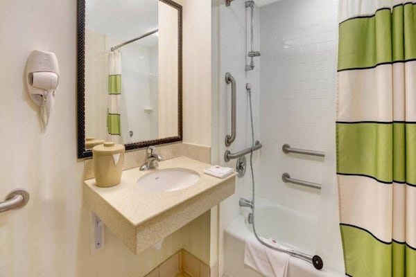Foto van Gezellig Ada Met 2 Bedden | Pool | Gratis Parkeren - BathRoom