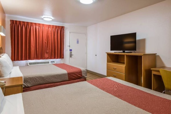 Foto van 2 tweepersoonsbedden (queensize) | Niet-roken, koelkast (Micfridge) - BedRoom