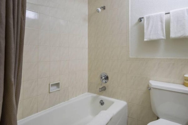 Foto van 2 tweepersoonsbedden (queensize) | Niet-roken, koelkast (Micfridge) - BedRoom