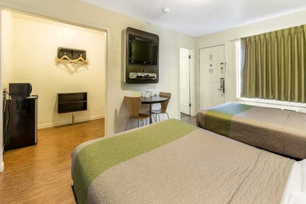 Foto van 2 tweepersoonsbedden | Rookvrij - Vakantiehuis in San Rafael - BedRoom