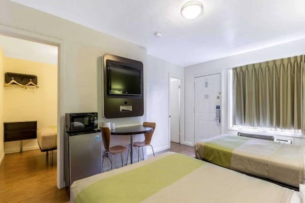 Foto van 2 tweepersoonsbedden | Rookvrij - Vakantiehuis in San Rafael - BedRoom