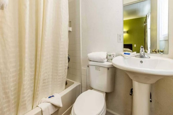 Foto van 2 tweepersoonsbedden | Rookvrij - Vakantiehuis in San Rafael - BathRoom