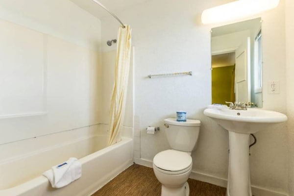 Foto van 2 tweepersoonsbedden | Toegankelijk voor mindervaliden | Badkuip | NSMK - BedRoom