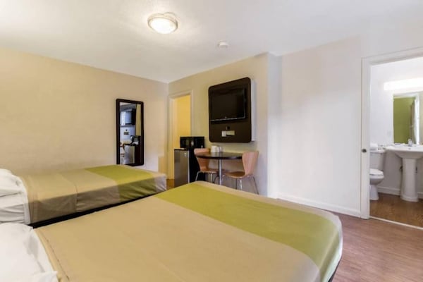 Foto van 2 tweepersoonsbedden | Toegankelijk voor mindervaliden | Badkuip | NSMK - BedRoom