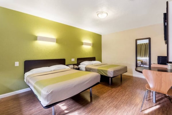 Foto van 2 tweepersoonsbedden | Toegankelijk voor mindervaliden | Badkuip | NSMK - BedRoom