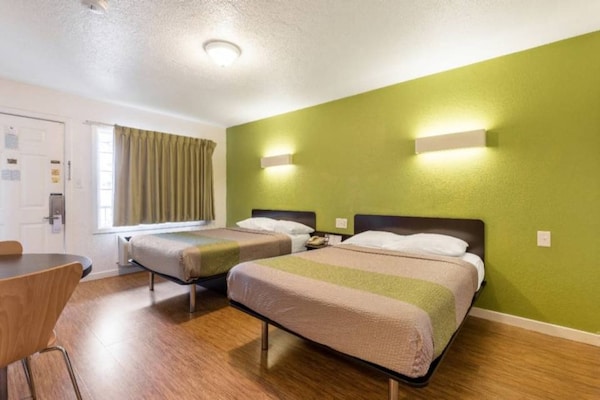 Foto van 2 tweepersoonsbedden | Toegankelijk voor mindervaliden | Badkuip | NSMK - BedRoom
