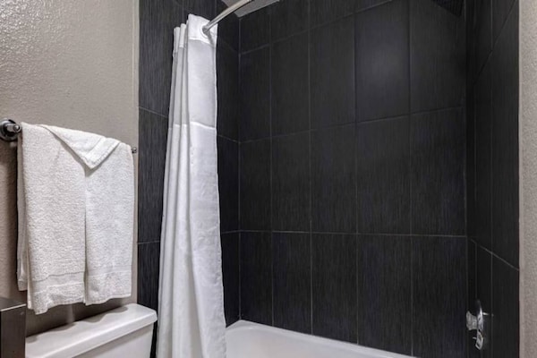 Foto van 2 tweepersoonsbedden | Badkuip met mobiele toegang Nsmk Micfridg - BathRoom