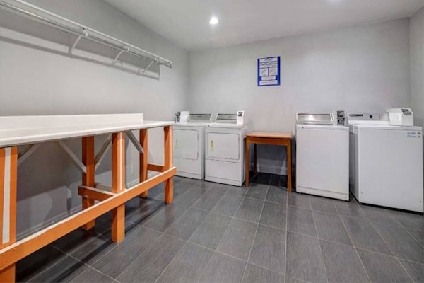 Foto van 2 tweepersoonsbedden | Badkuip met mobiele toegang Nsmk Micfridg - Facilities