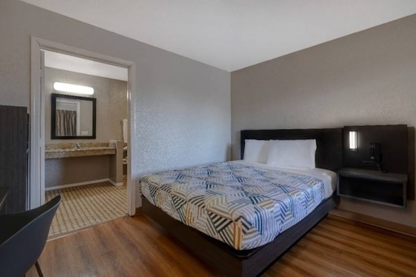 Foto van 1 kingsize bed | Suite, Nsmk, Micfridge - Vakantiehuis in Buttonwillow - BedRoom