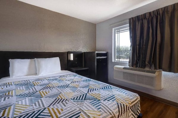 Foto van 1 kingsize bed | Suite, Nsmk, Micfridge - Vakantiehuis in Buttonwillow - BedRoom