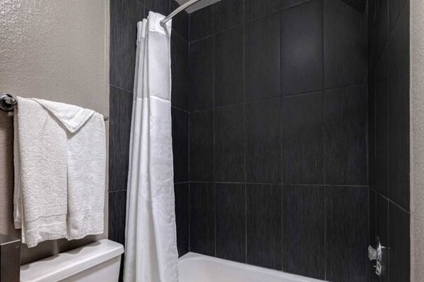 Foto van 1 kingsize bed | Suite, Nsmk, Micfridge - Vakantiehuis in Buttonwillow - BathRoom