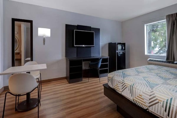 Foto van 1 kingsize bed | Suite, Nsmk, Micfridge - Vakantiehuis in Buttonwillow - BedRoom