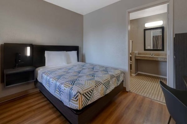 Foto van 1 kingsize bed | Suite, Nsmk, Micfridge - Vakantiehuis in Buttonwillow - BedRoom