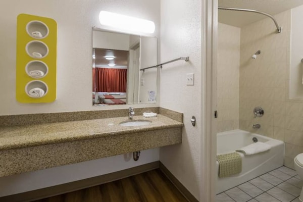 Foto van 2 tweepersoonsbedden (queensize) | Roken toegestaan, koelkast aanwezig - BedRoom