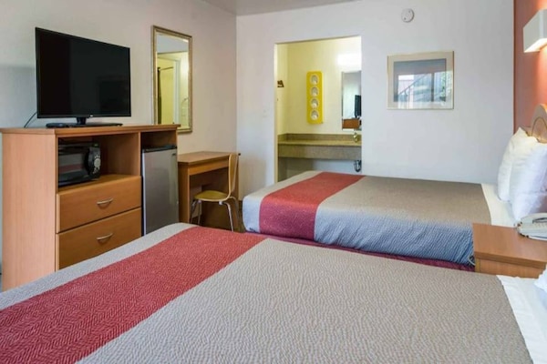 Foto van 2 tweepersoonsbedden (queensize) | Roken toegestaan, koelkast aanwezig - BedRoom