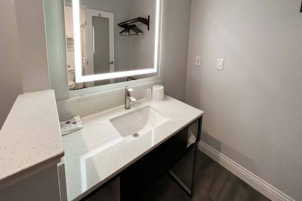 Foto van 1 kingsize bed | Rookvrij, koelkast - Vakantiehuis in Vallejo - BathRoom