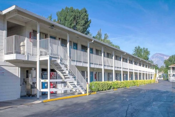 Foto van 2 tweepersoonsbedden (queensize) | Rookvrij - Vakantiehuis in BISHOP - ExteriorSummer