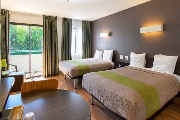 Foto van 1 queensize bed | Mob Acc RI Shwr Nsmk Micfridg - Vakantiehuis in Concord - BedRoom