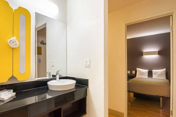 Foto van 1 queensize bed | Mob Acc RI Shwr Nsmk Micfridg - Vakantiehuis in Concord - BathRoom